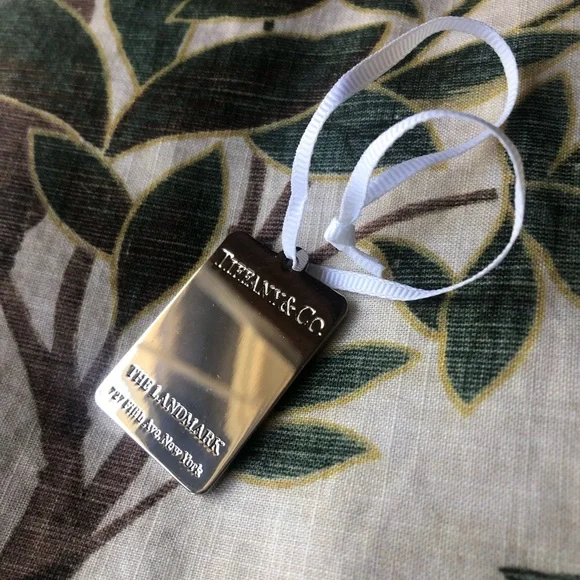 Tiffany & Co. Two large shopping bags and Landmark charm - Picture 4 of 12